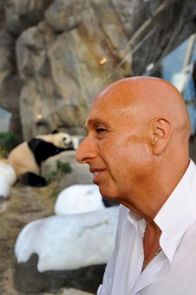 Allan_Zeman,_Ocean_Park_Hong_Kong,_2009.jpg