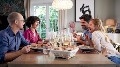 gaeste-zum-essen-josefine-preuss-maximilian-grill-matthias-koeberlin-neda-rahmanian-100~3840x2160.jpg
