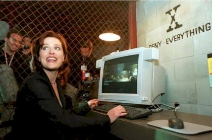 found-this-cool-picture-of-scully-playing-the-1998-x-files-v0-vmdv0dls9q5c1.jpg