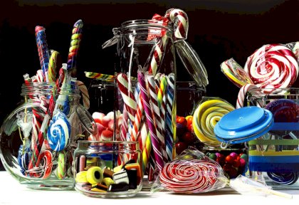 hyperrealistic-paintings-roberto-bernardi-candy-rainbow.jpg