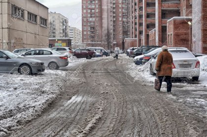 17914138-winter-street-st-petersburg-russia.jpg